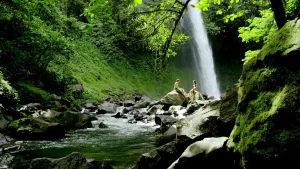 Cuatro de cada diez viajeros colombianos eligen destinos internacionales enfocados en naturaleza y bienestar emocional