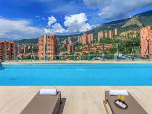 Los hoteles en Colombia adaptan sus instalaciones para responder al auge del trabajo híbrido y el turismo de negocios