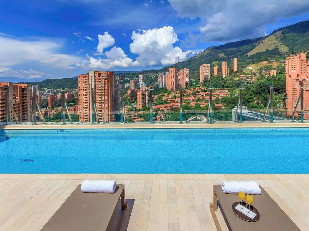 Los hoteles en Colombia adaptan sus instalaciones para responder al auge del trabajo híbrido y el turismo de negocios