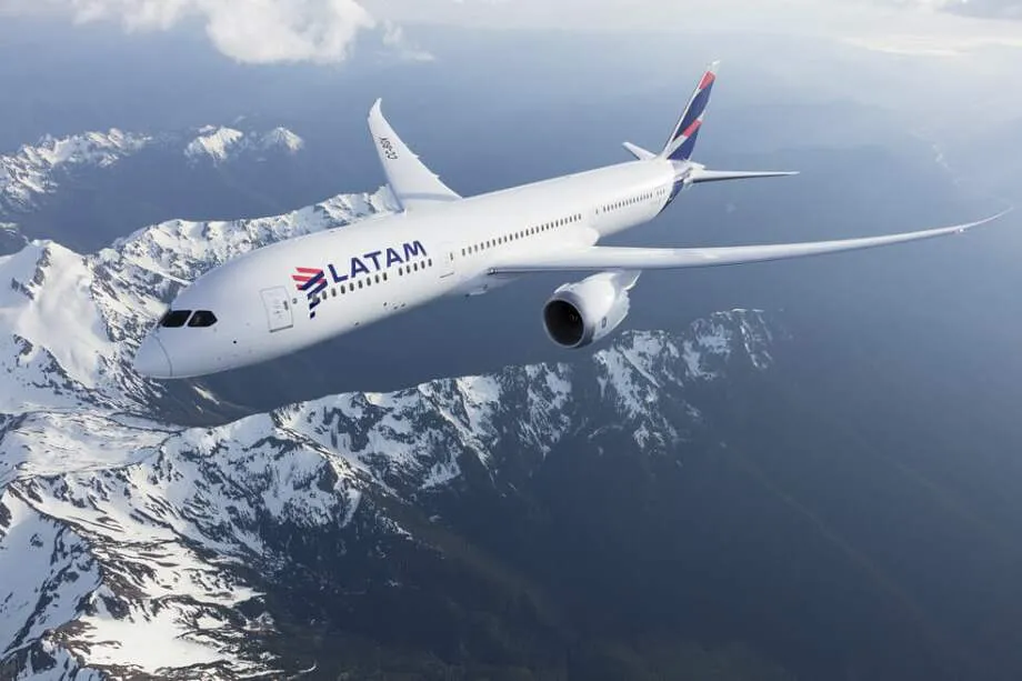 Servicio a bordo de LATAM Airlines Colombia: la alianza con Alquería para renovar los vuelos nacionales