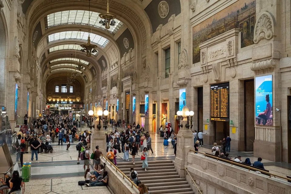 La región italiana de Las Marcas capta la atención de 60 millones de viajeros con publicidad en terminales ferroviarias