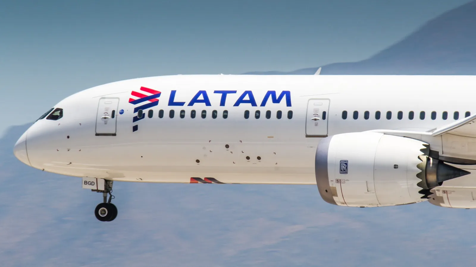 LATAM Airlines Colombia extiende opciones de cambio sin costo y suma vuelos tras el terremoto en el suroccidente del país