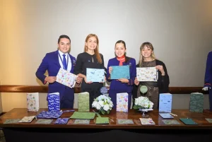 Uniformes en desuso de LATAM se convierten en una colección de accesorios inspirada en San Andrés