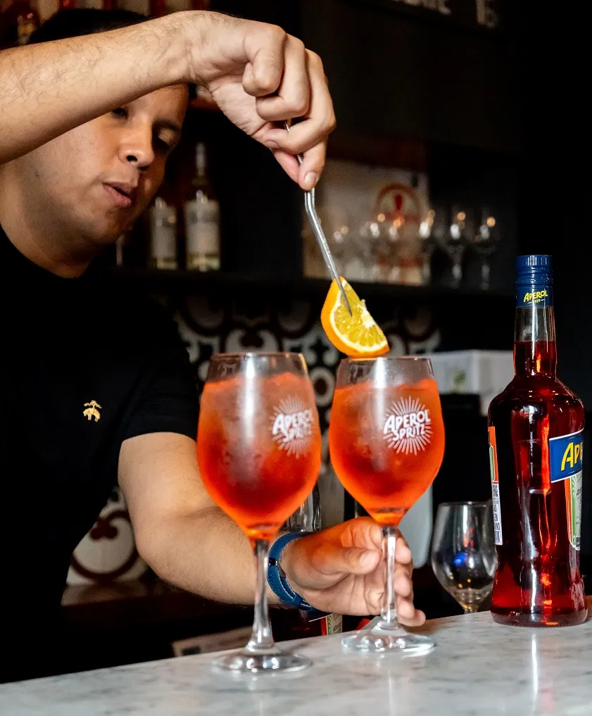 Aperol Spritz propone maridajes entre el aperitivo italiano y la gastronomía local para Amor y Amistad