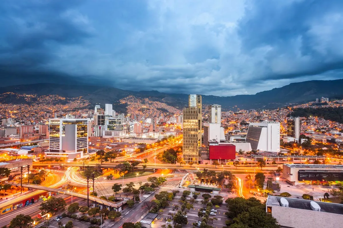 Cómo el turismo de vivienda compartida terminó financiando los barrios de Medellín