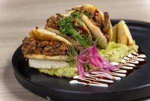 Un restaurante que junta arepas y tacos al pastor a pocos minutos de El Dorado