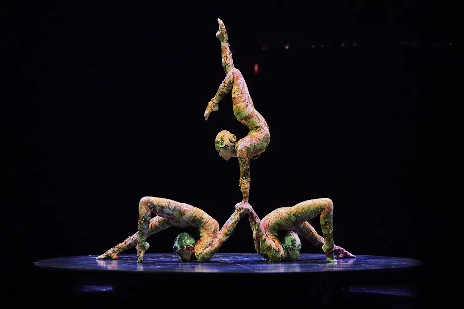 Acróbatas en escena durante LE LO LAI, el espectáculo de Cirque du Soleil en Puerto Rico que se estrena en San Juan.