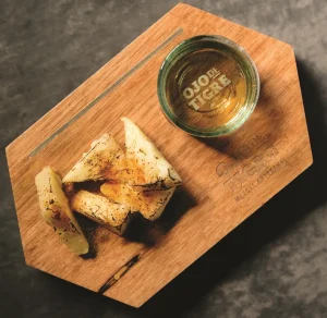 Mezcal y tequila qué los distingue, a qué sabe cada uno y cómo tomarlos
