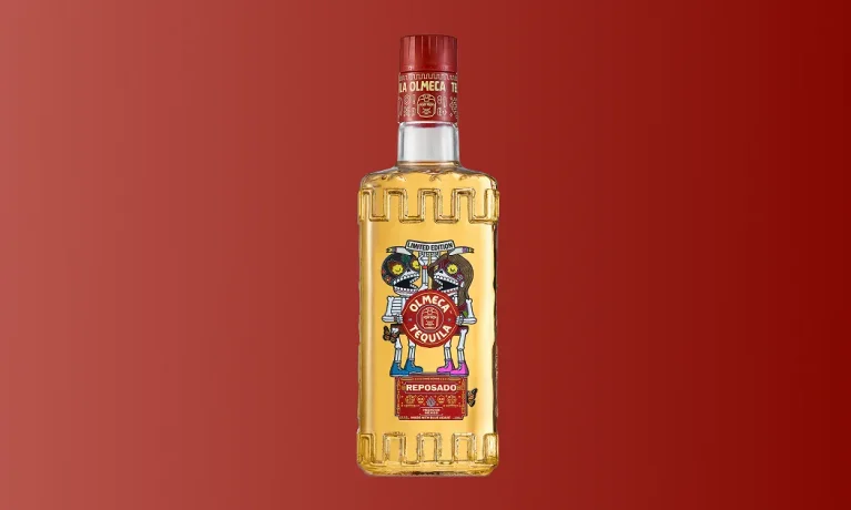 Olmeca Día de Muertos: la edición limitada de tequila que llega a Colombia con etiquetas de José Pulido