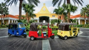 Turistas recorren Willemstad en tuk-tuk eléctrico, uno de los planes de qué hacer en Curazao.