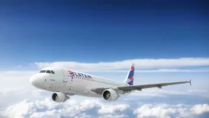 Avión de LATAM en el aeropuerto El Dorado de Bogotá, punto de conexión del código compartido entre Turkish Airlines y LATAM.