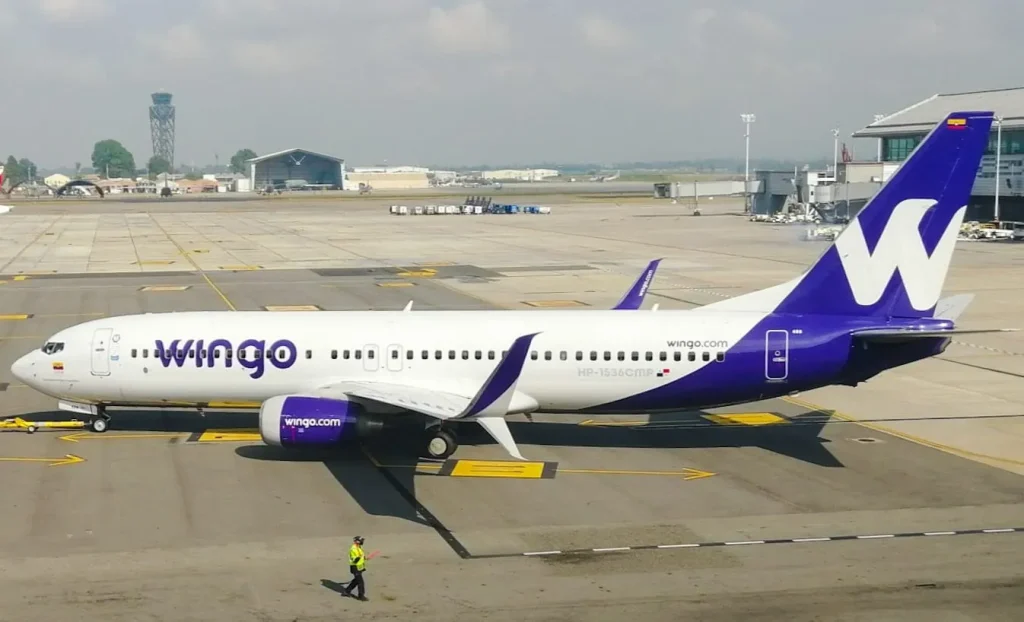 Avión de Wingo en la pista, aerolínea que ofrece tiquetes desde $79.000 en su Wingo Sale de octubre.